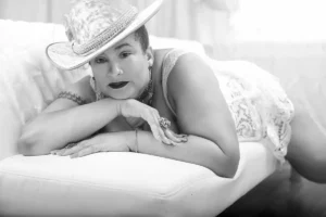 Glamour portraits of a plus sized woman, women empowerment photoshoot, boudoir, glamour portrait, empowering portraits,